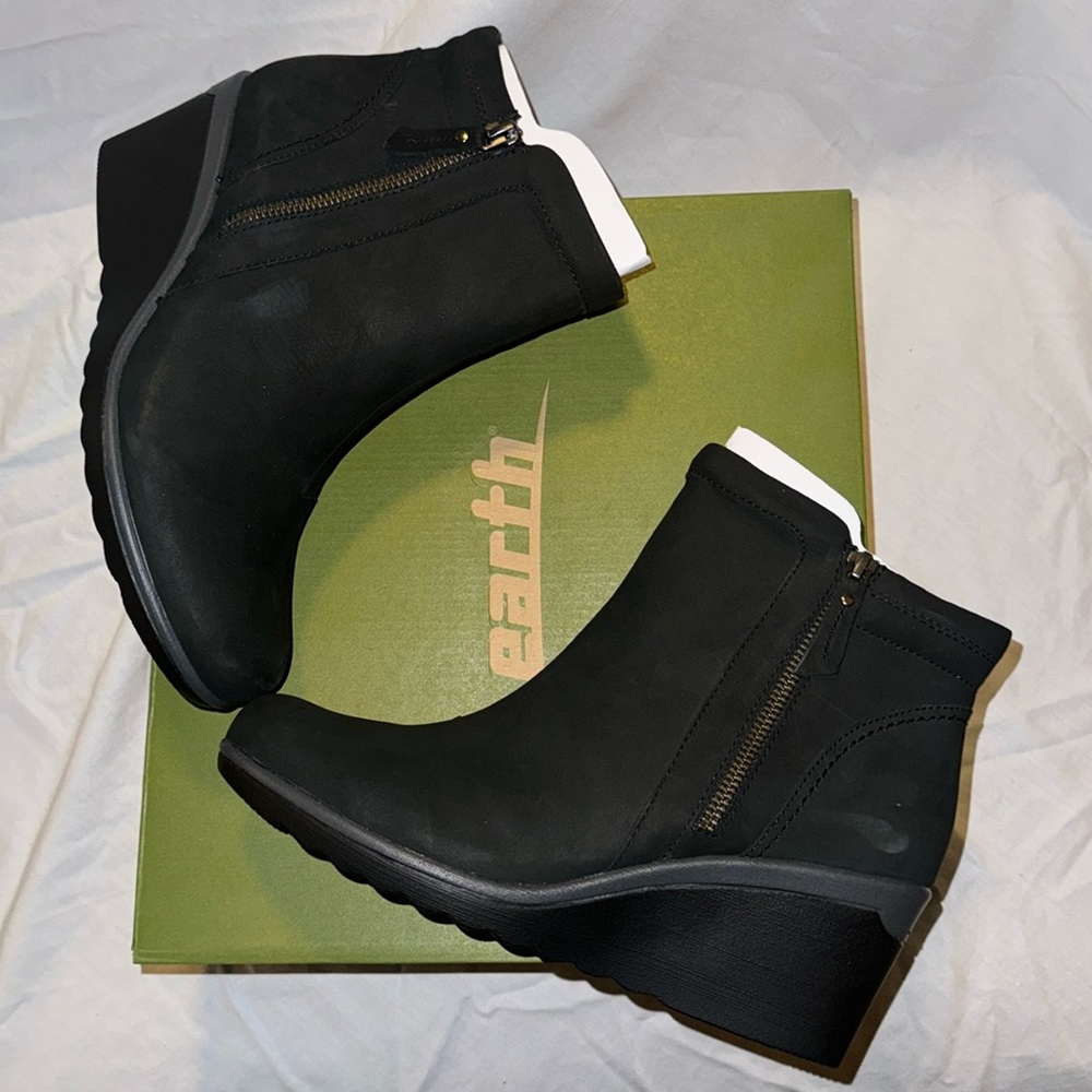 EARTH, size 10, Black Boots